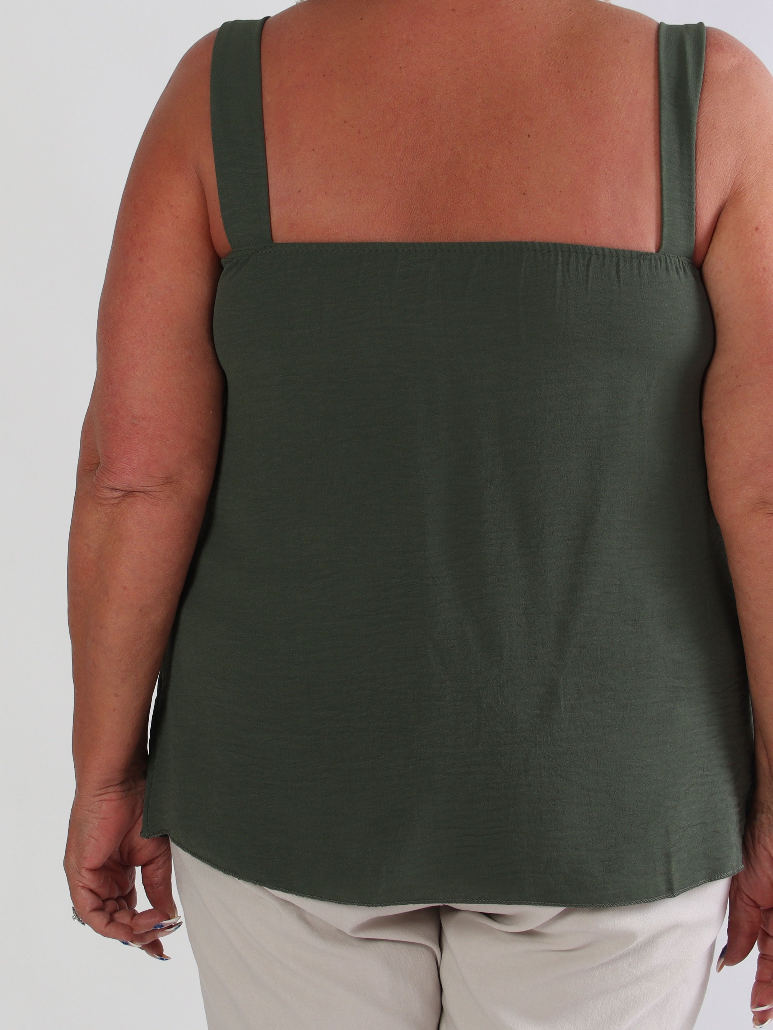 Dinah - Plus size top med dekorative guldspænder ved stropperne